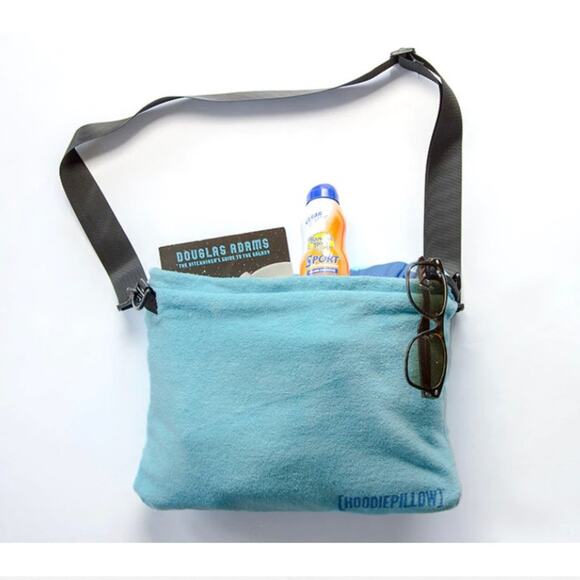 Hoodiepillow 5 in 1 Blue Beach Towel built in hood pockets convertible into bag - Picture 2 of 16